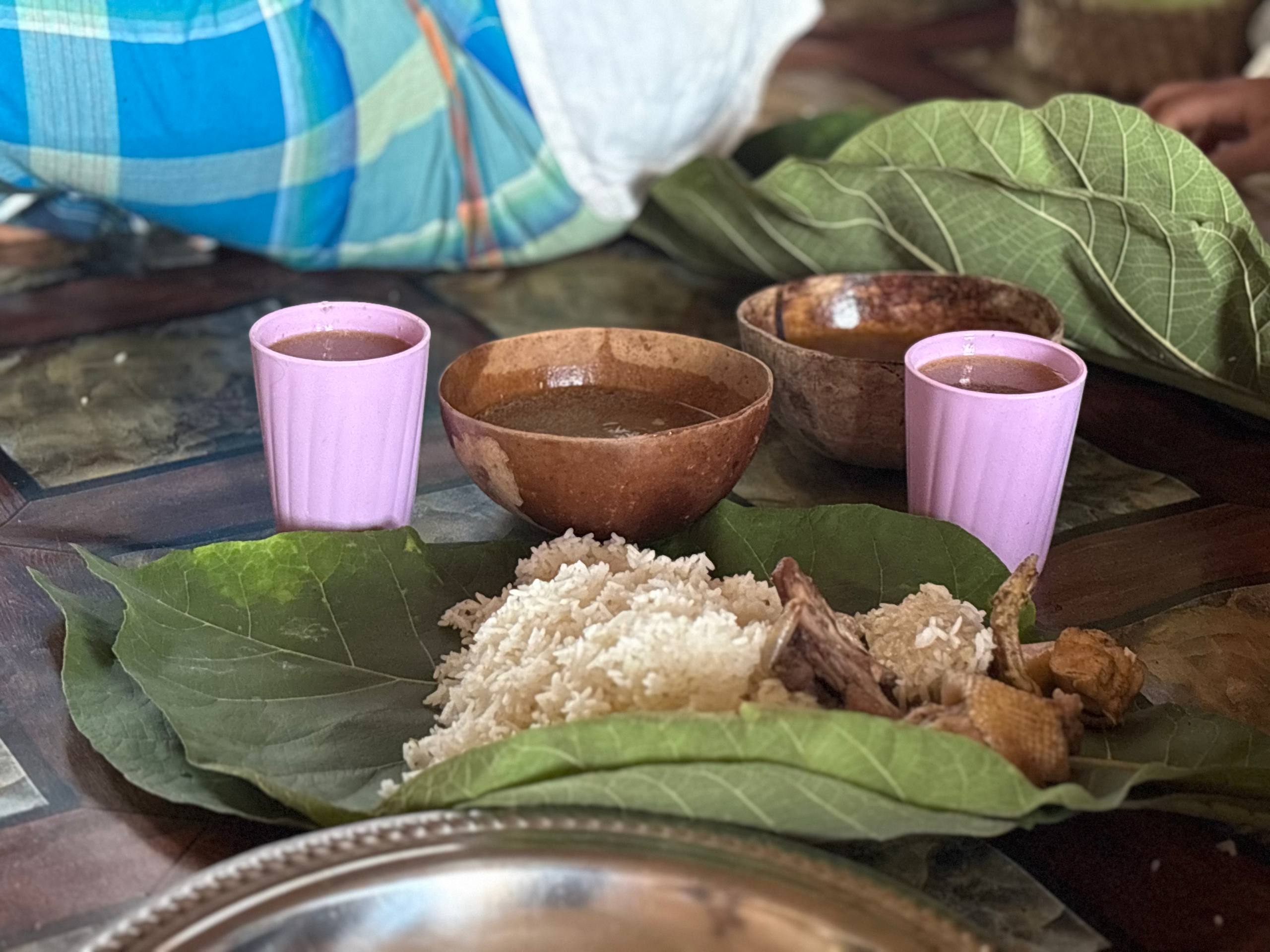 Sajian nasu kadundung dan nasi yang disajikan di atas alas daun jati.