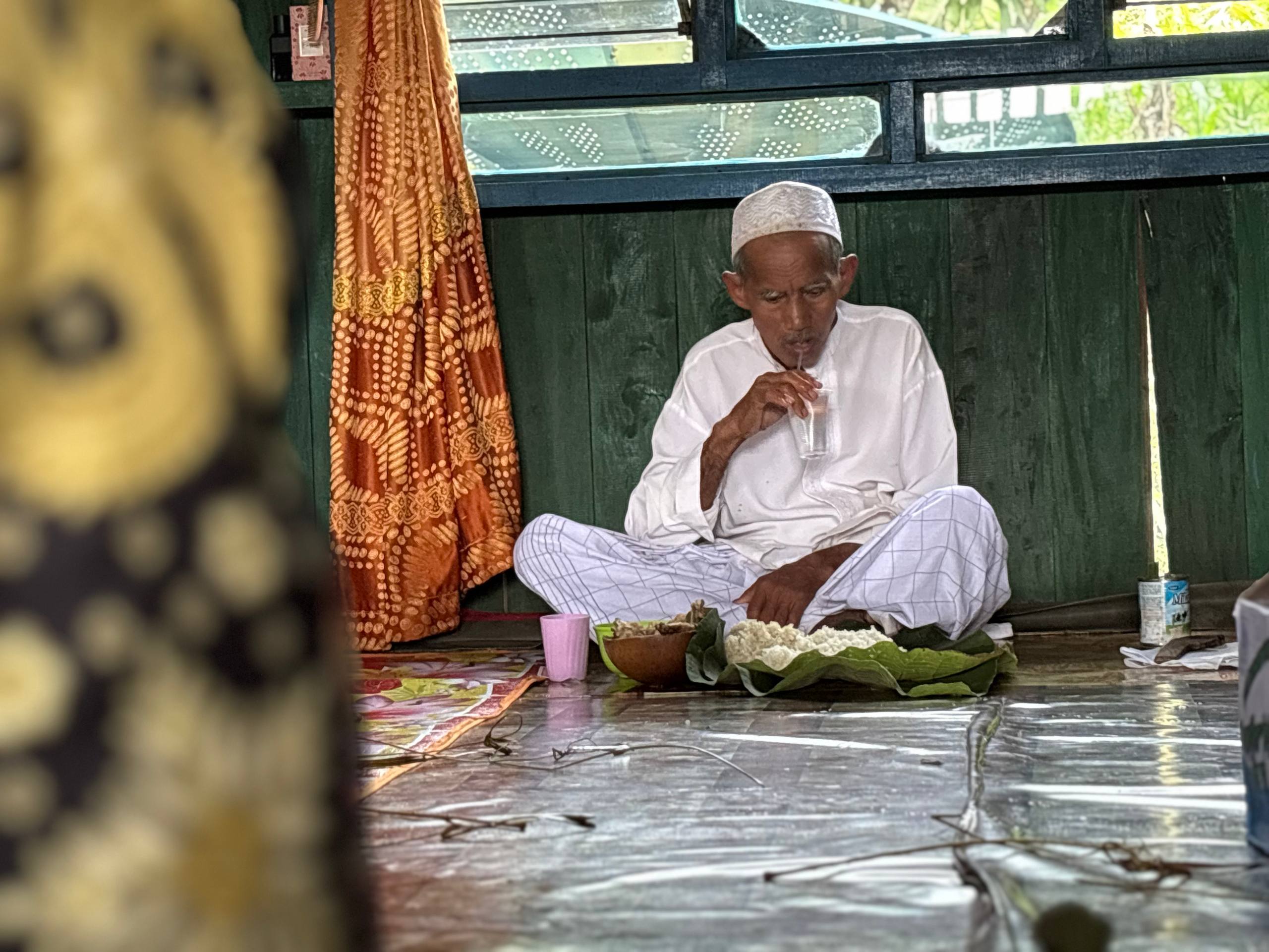 Pemangku adat memberi aba-aba sebagai tanda makanan mulai boleh disantap.