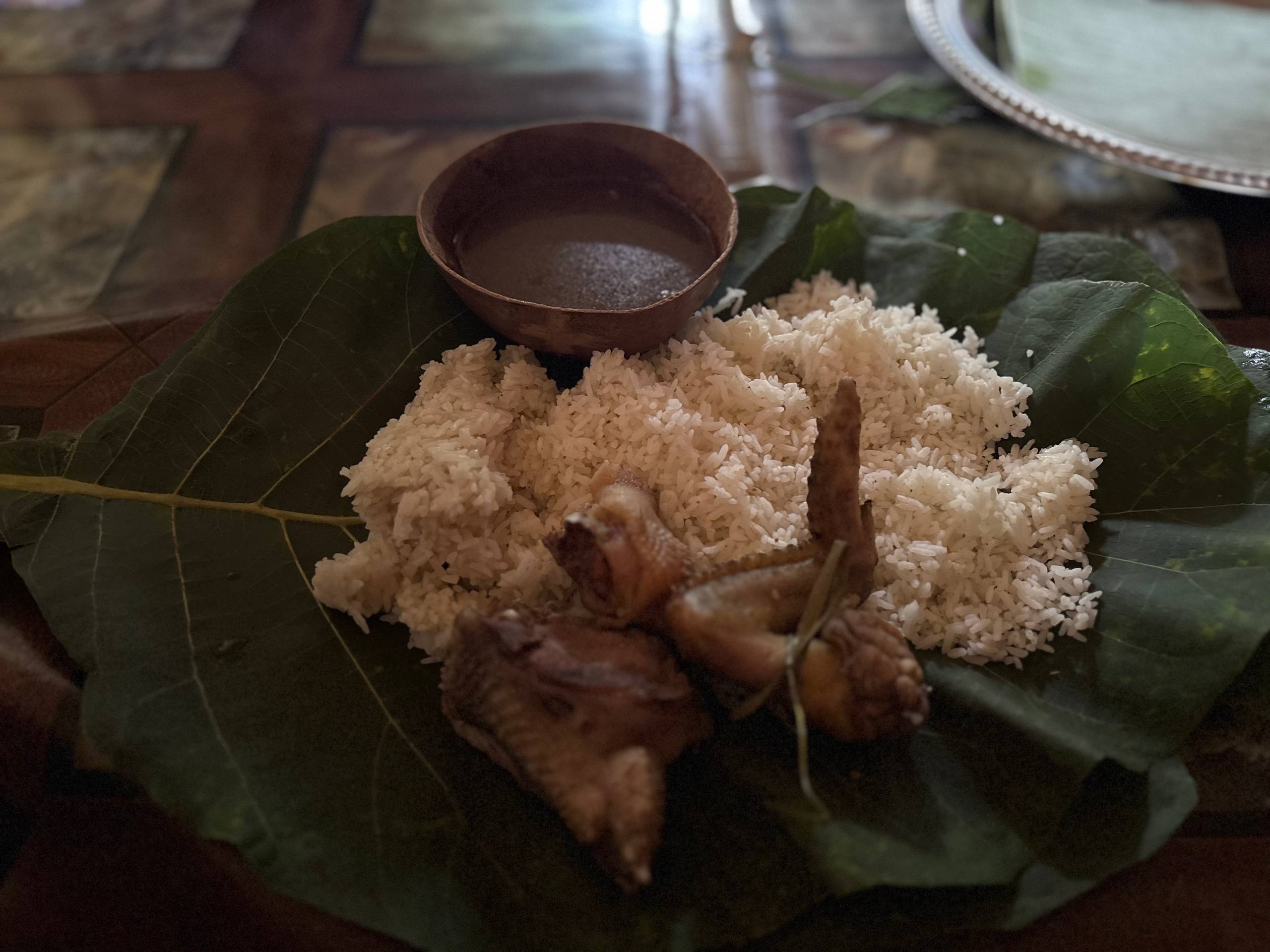 Sajian terdiri dari camme (kuah), lauk seperti ayam, daging sapi, atau kambing, serta nasi atau sokko (beras ketan).