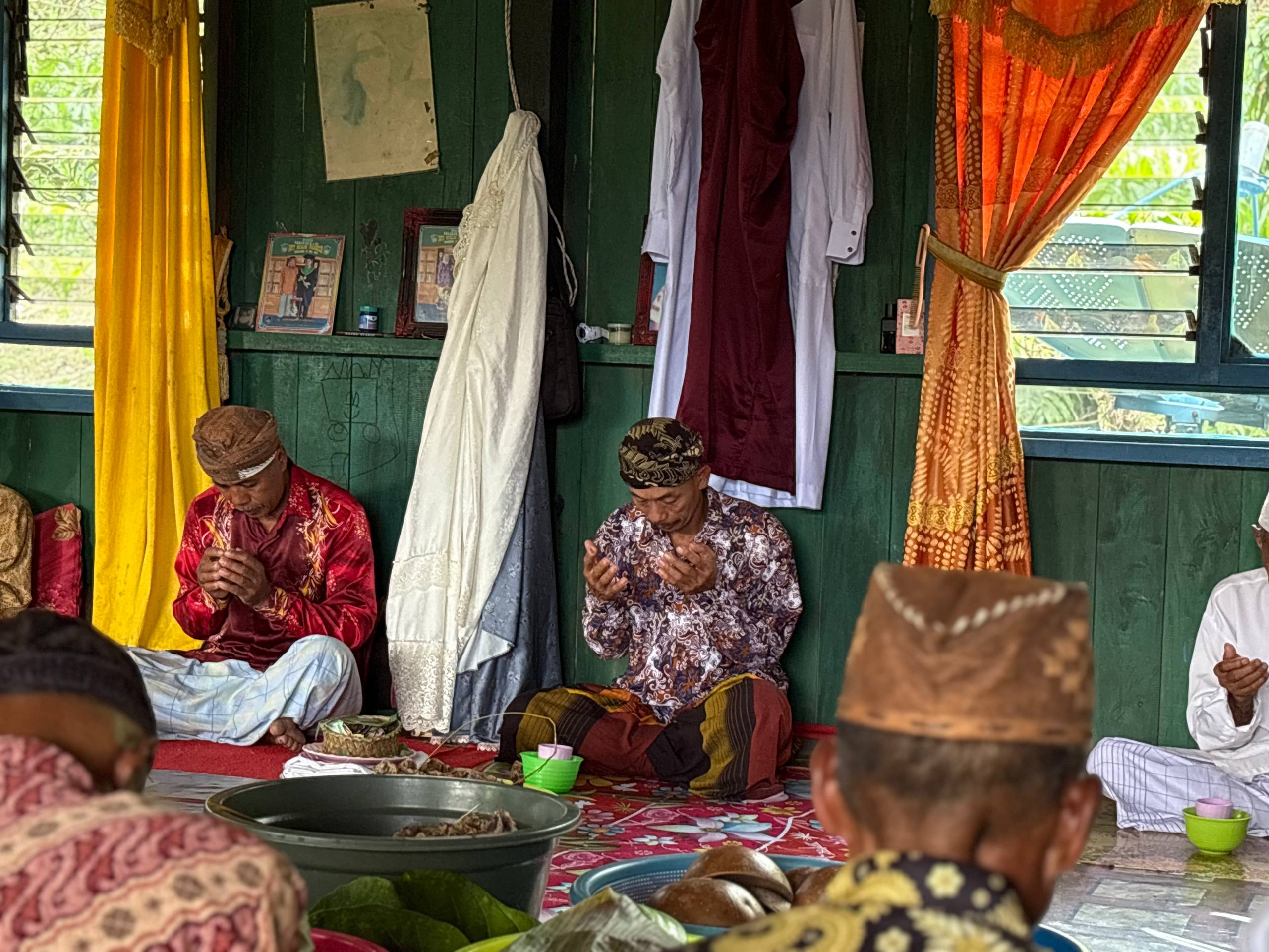 Doa dipimpin oleh pemangku adat (bilala) sebagai penanda dimulainya prosesi mettoto.
